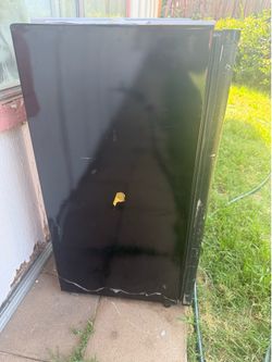 Mini fridge with freezer