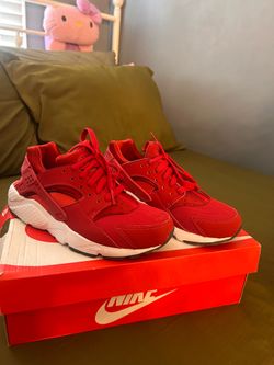 Red hurrache Nike shoes