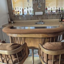 Flexsteel Bar With 2 Barstools 