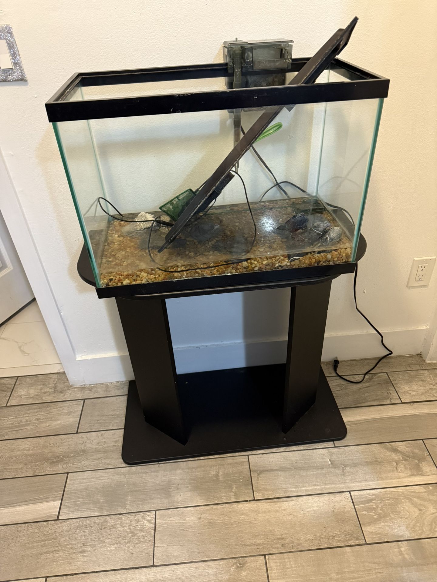 20 Gallon Fish Tank With Stand And Whit A Lot Of Decorations And Extra