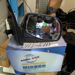 Right Side Power Mirror. Fits Ford Explorers 2006. May Fit Newer Models Like 07, or 08.  Pd $120.00 For It,  Will take $50, As I Wound Up Selling The 