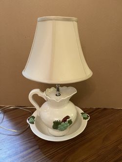 Vintage Table Lamp In Good Condition $10 Firm On Price