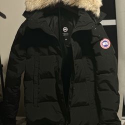 Canada Goose Wyndham Parka Black *LARGE AND XL AVAILABLE *