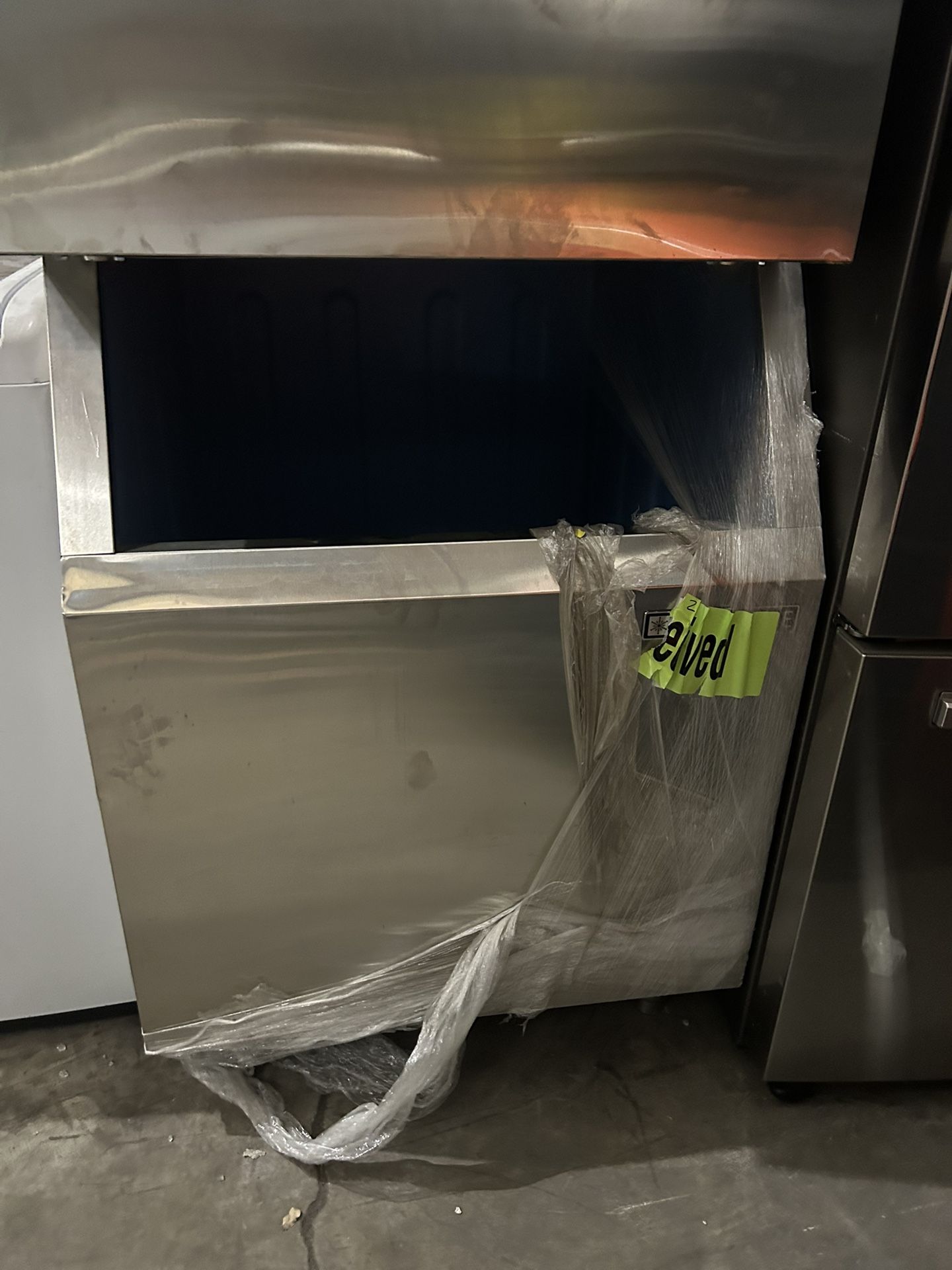 Ice Bin 450 Pounds Maxxice 