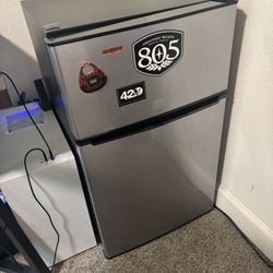 Mini fridge 