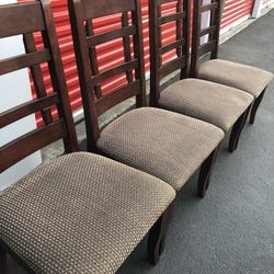 4 Ashley’ws chairs $35 each / 4 Sillas de marca masiza !35 cada una 