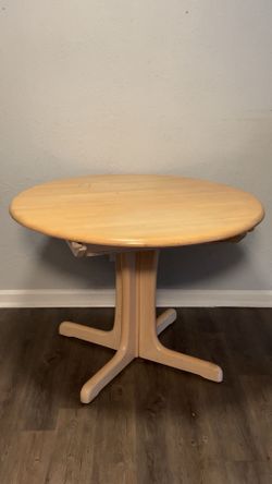 Round Table & 2 Chairs