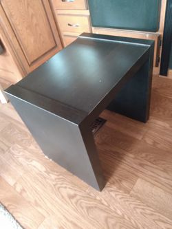 Corner table