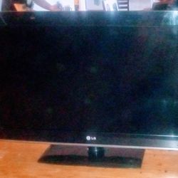 32 Inch LG Smart TV With Roku And Remote
