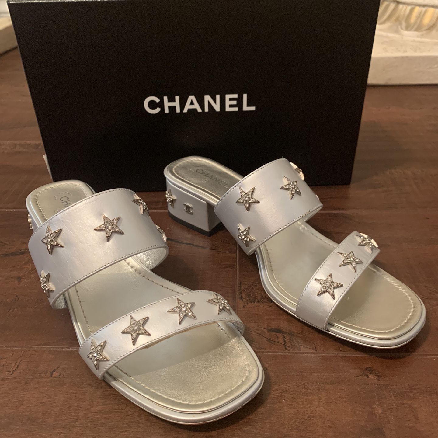 Chanel Cc Star Crystals Mule Sandals Black Calf leather / Suede / Gros –  ＬＯＶＥＬＯＴＳＬＵＸＵＲＹ