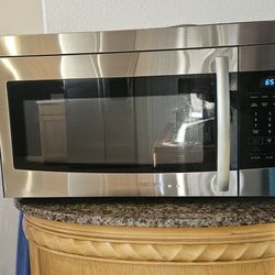 Samsung Stainless Steel Stove, Microwave and Refrigerator  Set. Priced To Sell!