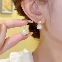 Beautiful Pearl Ear Ring. New. $10