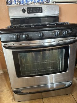 Gas Stove 5 Burners. And Oven Everything Work Great Price Firm. Stailees Still.