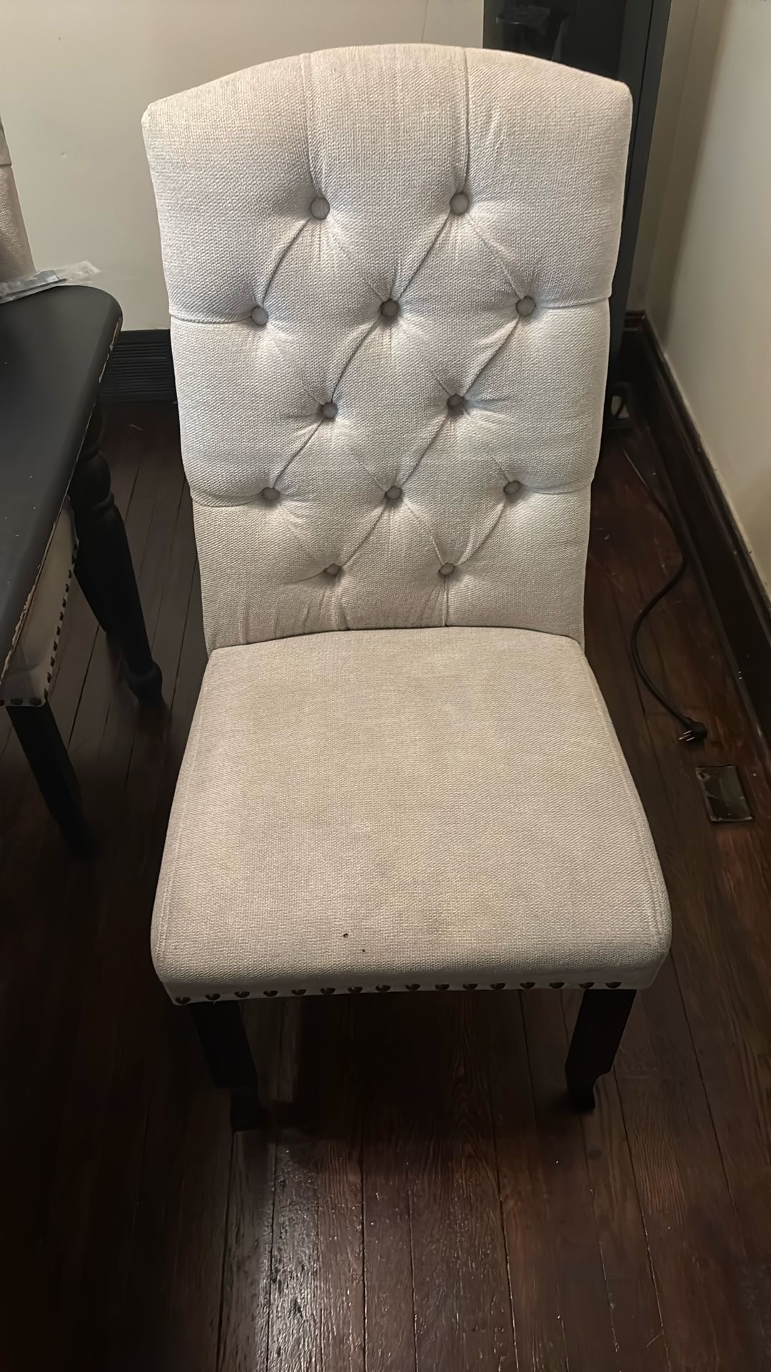 4 Dining Chairs With Table