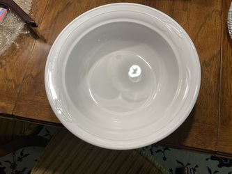 Corning Raised Laurel Leaf Bowl With Lid. Great Pasta Bowl. 11 1/2 Inches Wide