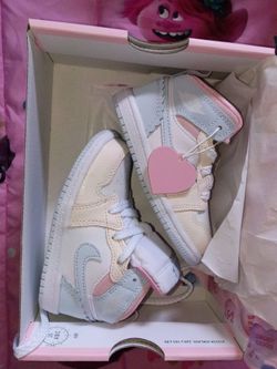 Toddler girl shoes jordans and Air Force ones size is 7c