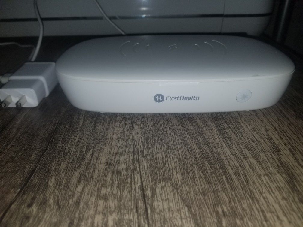 Cell phone UV sanitizer with built-in wireless charger