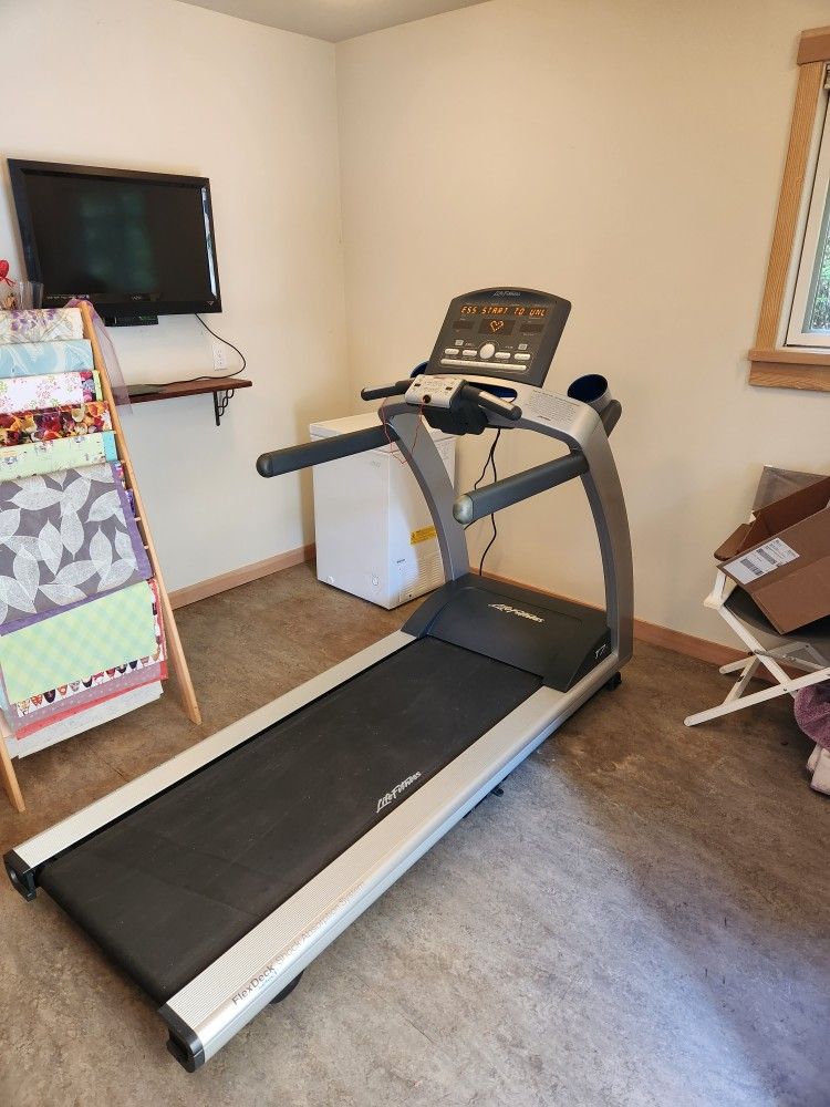 Life Fitness T7. 0 Treadmill