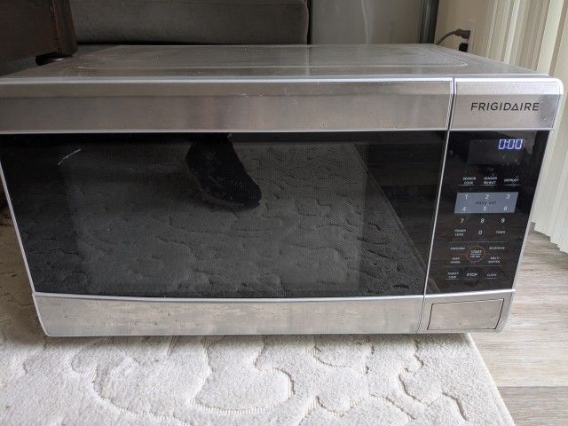 Large Microwave - Frigidaire 1.6 Cu. Ft.