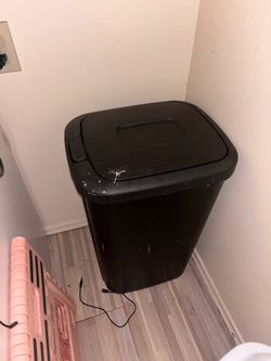 Black Plastic Trash Can with Swing Lid & flip lid