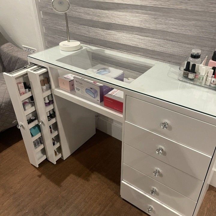 Desk to make nails new 