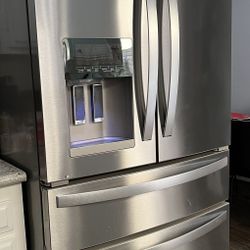 Whirlpool Refrigerator For Sale. Lightly Used * GREAT CONDTION *