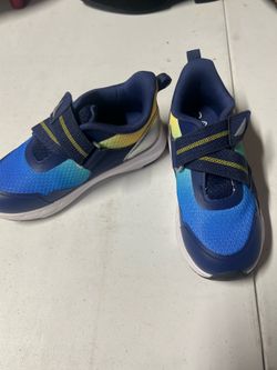 Kids tennis shoes