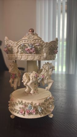 1999 carousel wind up works great