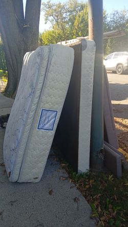FREE QUEEN SEALY POSTUREPEDIC BED SET — MUST PICK UP ASAP