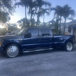 Ford 350 Super Duty Crew Cab Pickup Truck With Dual Rear