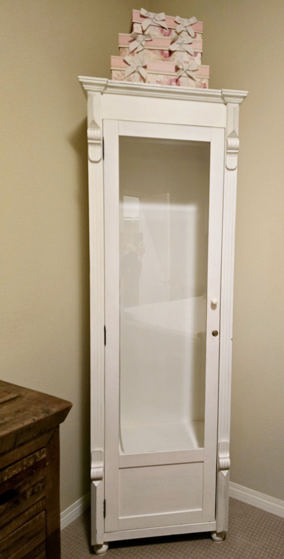 White Curio Cabinet Lighted w/ Glass Shelving 