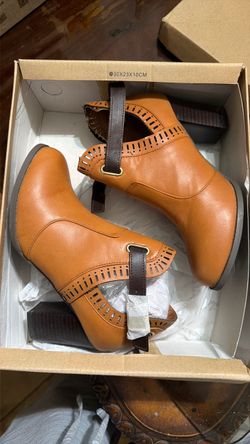 NEW SHOES sz 5 1/2