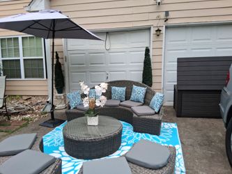 Beautiful Outdoor Curved Wicker Set In Good Condition