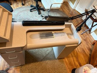 Professional Manicure Table / Nail Salon Desk with Built-In Vent & Light