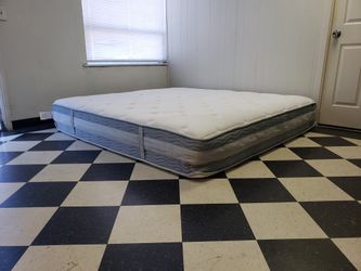 King size mattress - can DELIVER almost anywhere for $20 extra - gently used and in LIKE NEW condition 😍