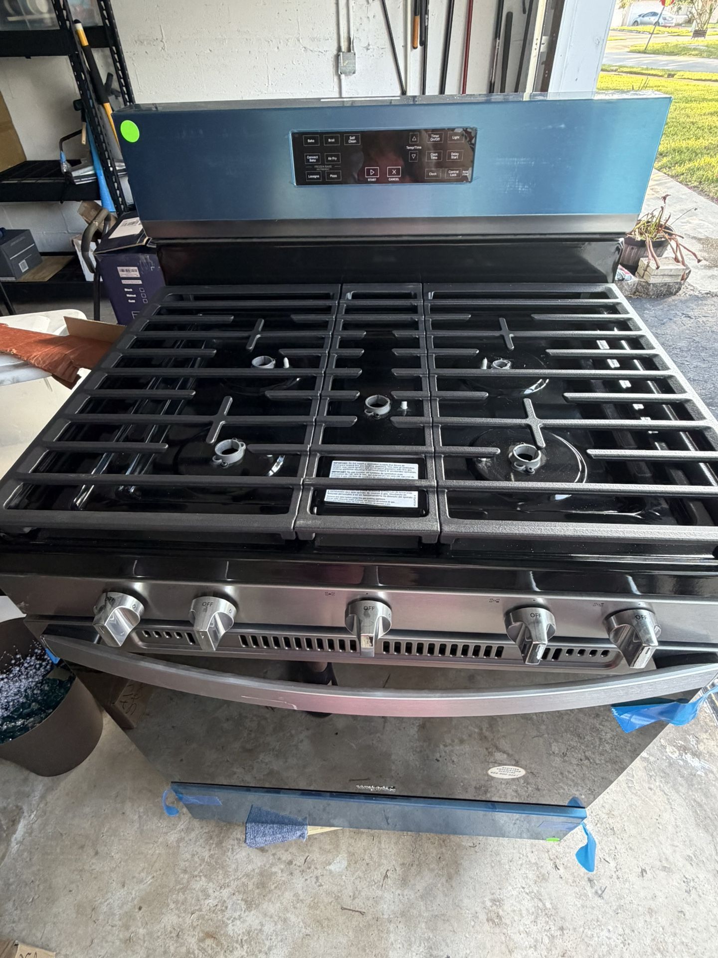 New 5.0 Cu. Ft. Whirlpool Gas 5-in-1 Air Fry Oven & Stove