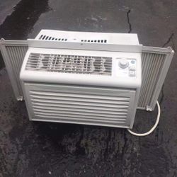 Very Good Condition GE Air Conditioner 