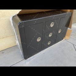 Black Domino Chest his item is CORT Certified