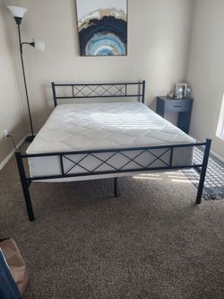 Queen size bed with matress