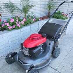 HONDA GAS SELF-PROPELLED LANW MOWER 