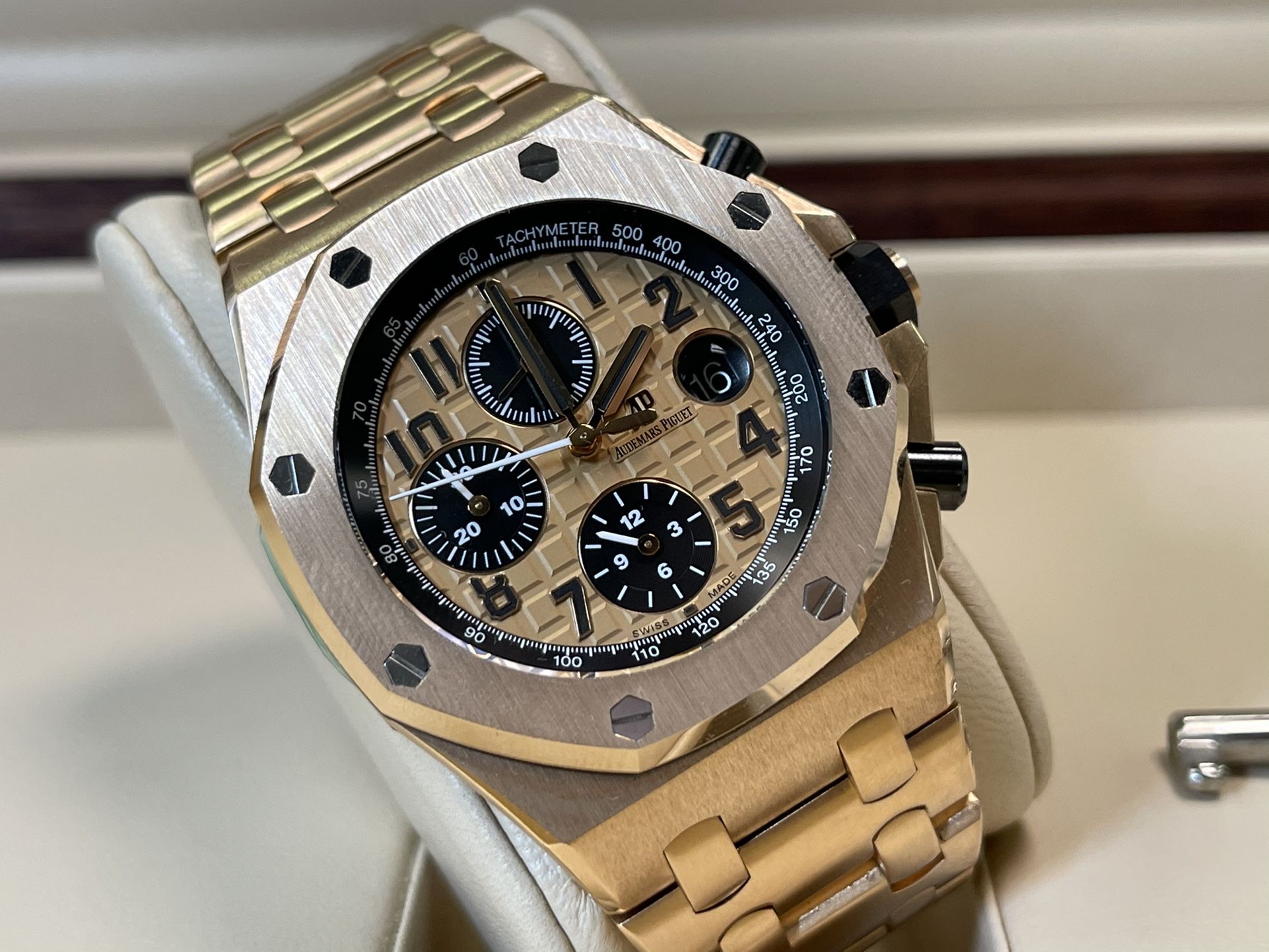 ロイアルオークAPタイプ First Look: The New Black-on-Black AP Royal Oak Offshore