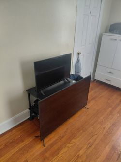 55 inch rocu smart tv like new included remote