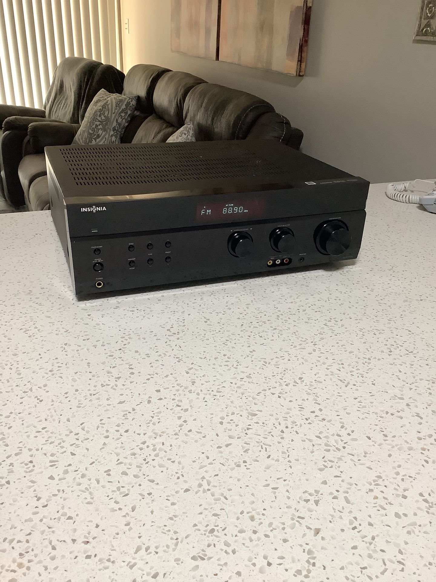 * INSIGNIA * HDMI * HIGH POWER HOME THEATER SURROUND SOUND AND STEREO RECEIVER . GREAT SOUNDING RECEIVER IN EXCELLENT CONDITION . MUST SEE .