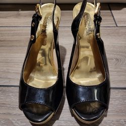 Michael Kors Womens 6.5 Wedge Heels Striped Black Gold
High 5"
Like new