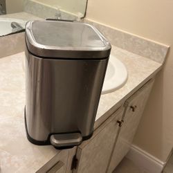 Stainless Steel Step Pedal Trash Can w/Remov Inner Bin