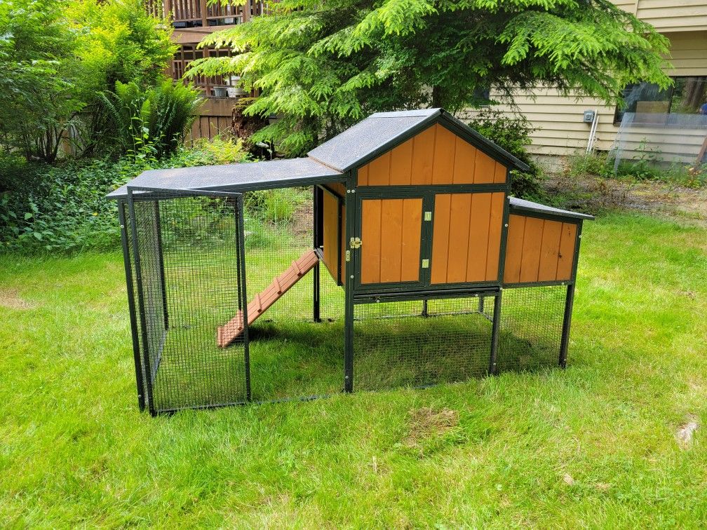Sentinel Chicken Coop (Tractor Supply)