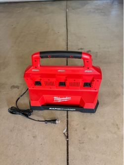 Milwaukee M18 18V Lithium-Ion PACKOUT 6-Port Rapid Charger