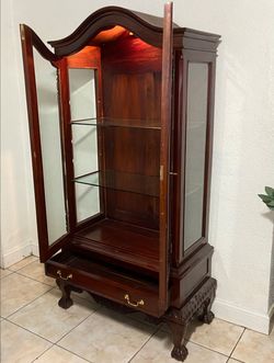 Vintage Chippendale Style Mahogany 2-Door China Curio Cabinet with Drawer and Light