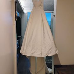 Deluxe Bridal Size 8 Wedding Dress  $1100 Obo