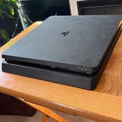 PS4 Slim 